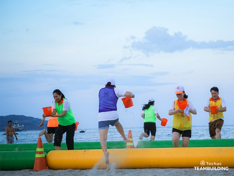 Trò Gánh gồng tốc độ buộc người chơi phải giữ nước và vượt chướng ngại thật nhanh