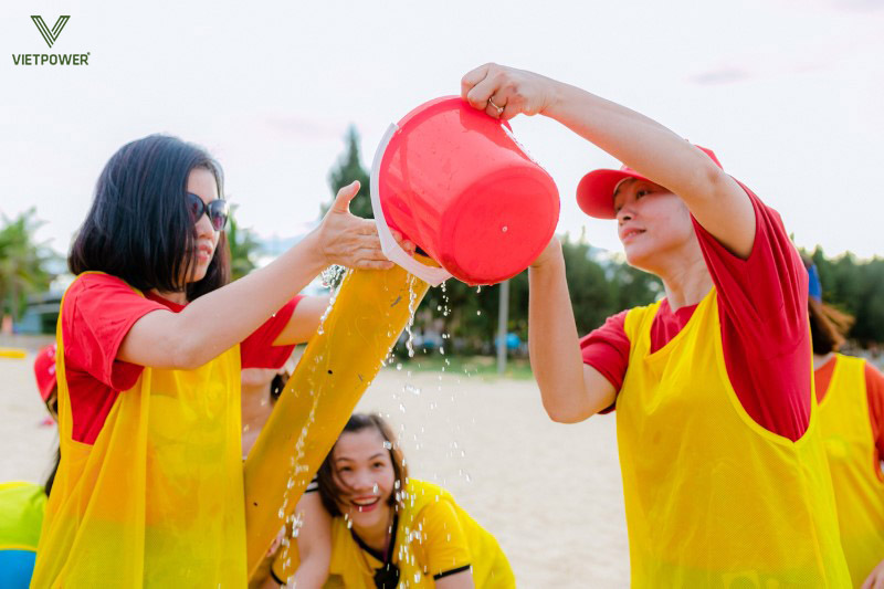 Trò "Đưa nước về nguồn" giúp người chơi rèn luyện sự khéo léo, kỹ năng phối hợp nhịp nhàng