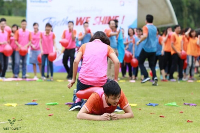 Trò "Đập bóng bằng mông" tạo sự hài hước, kích thích vận động và phản xạ nhanh