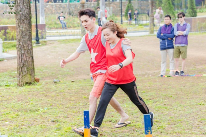 Trò "Đua xe 3 chân" tăng cường phối hợp, thấu hiểu và hỗ trợ lẫn nhau