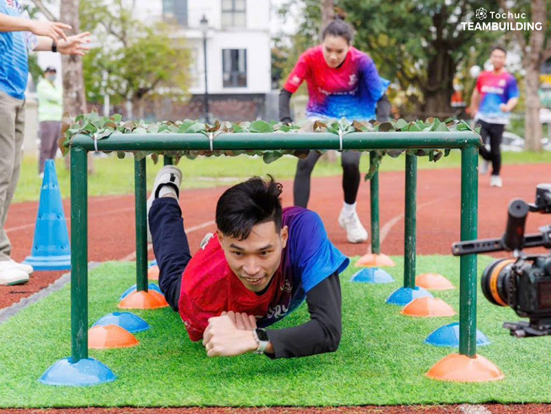 Trò Quân đoàn vượt hầm thử thách tốc độ và sự linh hoạt qua từng lượt tiếp sức