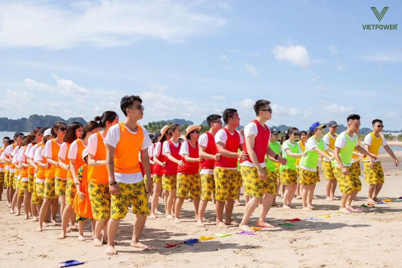 Trò "nối từ nhanh" giúp các thành viên khởi động não bộ trong không khí vui vẻ