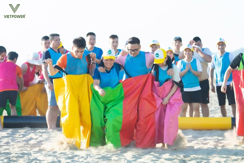 "Nhảy bao bố tiếp sức" - Trò chơi team building ngoài trời được ưa thích