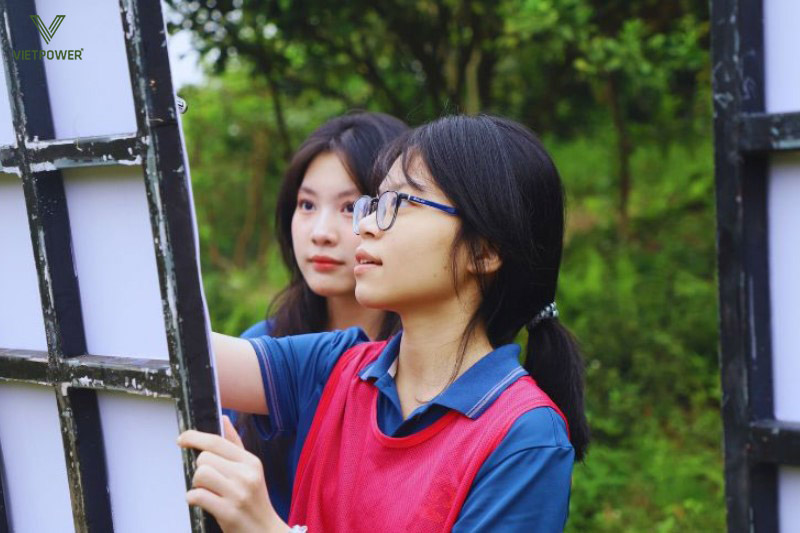 Trò chơi team building ngoài trời có thể thêm vào trò "Ghép tranh đội nhóm"