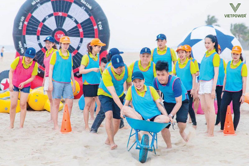 Khi tổ chức trò chơi team building trên biển cần đảm bảo an toàn cho khu vực chơi