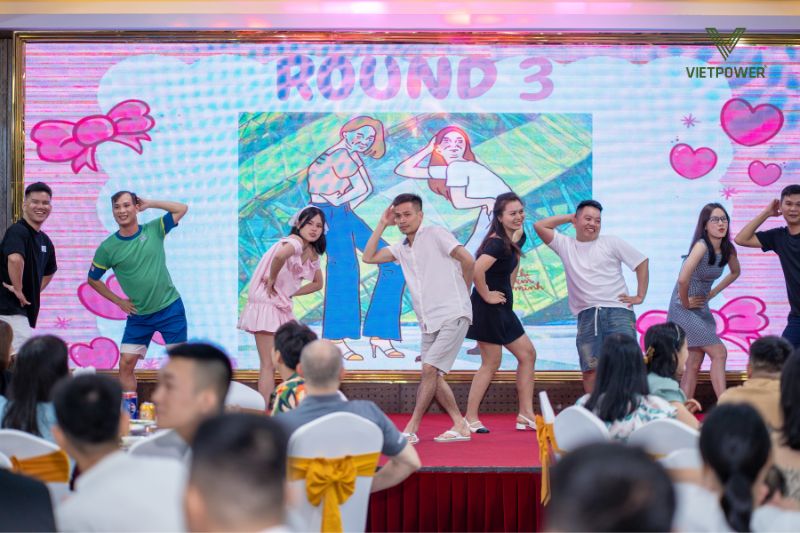 trò chơi team building trên sân khấu hài hước