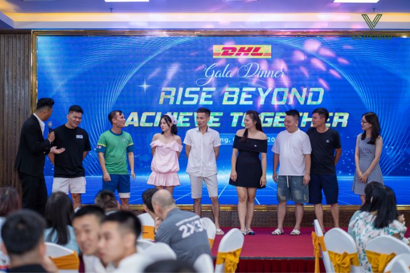 trò chơi team building trên sân khấu 