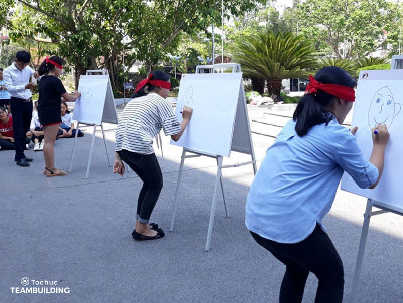 Đôi mắt ngoại cảm là trò chơi phối hợp bịt mắt vẽ tranh đầy hấp dẫn