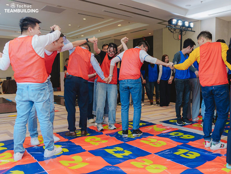 Mật mã ENIGMA khổng lồ là trò chơi buộc các thành viên phải điền đúng số vào ô trống