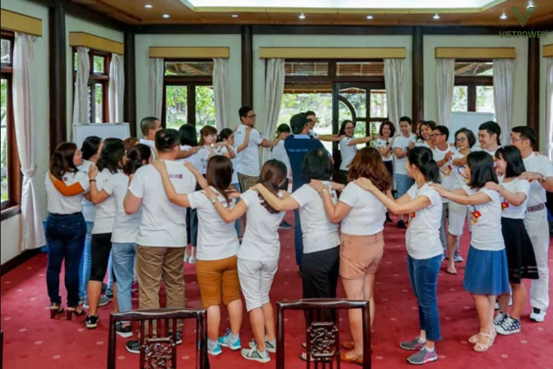 Trò chơi "Gió thổi, gió thổi" là trò mang lại tiếng cười nhờ sự bất ngờ và náo nhiệt Trò chơi "Gió thổi, gió thổi" là trò mang lại tiếng cười nhờ sự bất ngờ và náo nhiệt