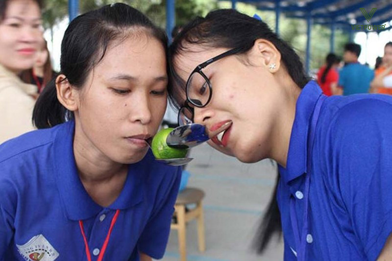 "Chuyền bóng bằng cổ và cằm" - Trò chơi nâng cao tinh thần đồng đội "Chuyền bóng bằng cổ và cằm" - Trò chơi nâng cao tinh thần đồng đội