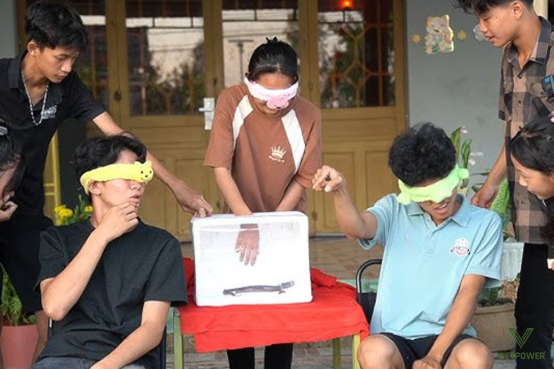 "Chiếc hộp bí ẩn" - Trò chơi giúp phát triển cảm giác và trí tưởng tượng "Chiếc hộp bí ẩn" - Trò chơi giúp phát triển cảm giác và trí tưởng tượng