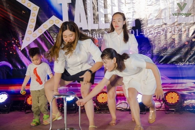 Trò chơi “Gió thổi, gió thổi” là trò mang lại tiếng cười nhờ sự bất ngờ và náo nhiệt