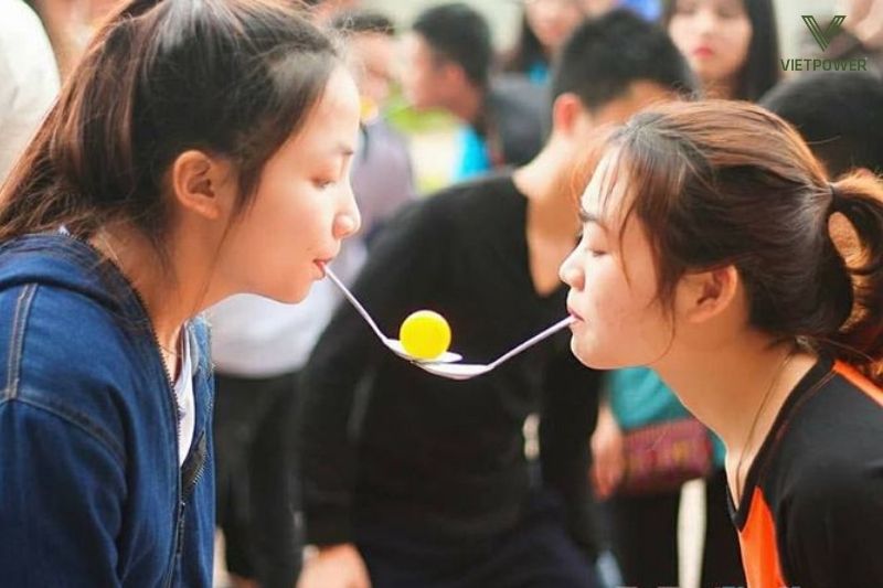 “Chuyền bóng bằng cổ và cằm” – Trò chơi nâng cao tinh thần đồng đội