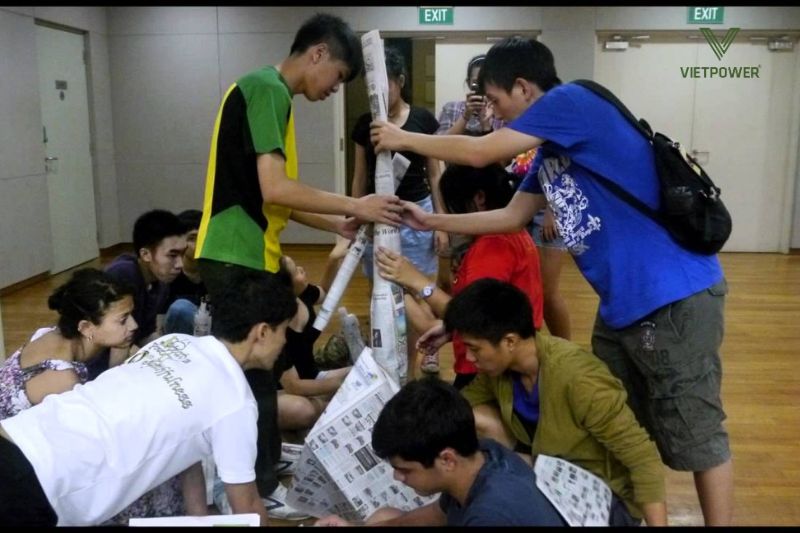 trò chơi xây tháp giấy - trò chơi team building trong lớp học