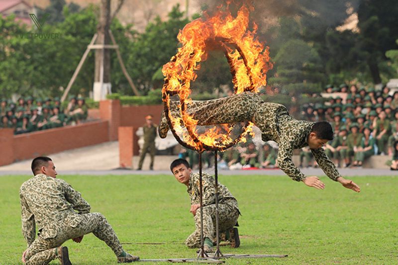 vượt vòng lửa - trò chơi team building quân đội kịch tính
