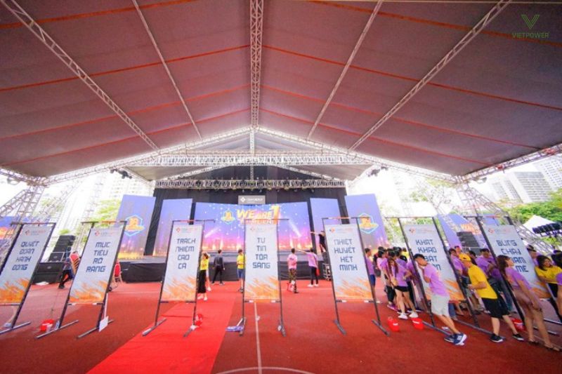 Băng rôn dọc team building trong nhà