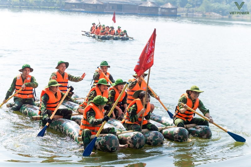 Cờ đội là biểu tượng riêng cho mỗi nhóm thể hiện tinh thần đoàn kết