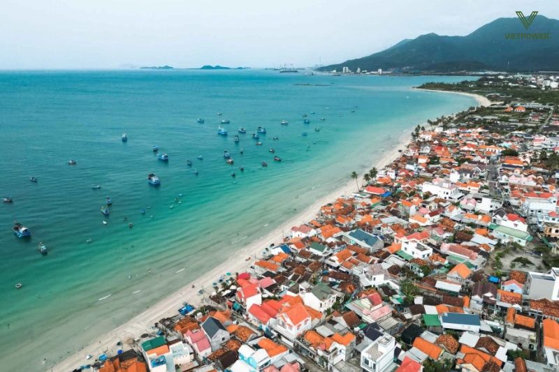 Dốc Lết phù hợp tổ chức team building kết hợp tắm biển, vui chơi và ăn uống hải sản ven bờ