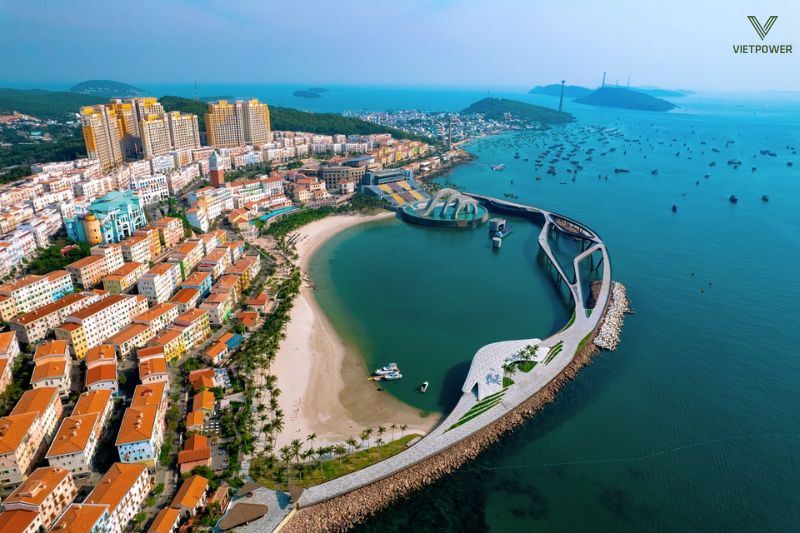 Phú Quốc là điểm đến lý tưởng cho du lịch team building với bãi biển đẹp, thiên nhiên hoang sơ và nhiều hoạt động gắn kết tập thể.