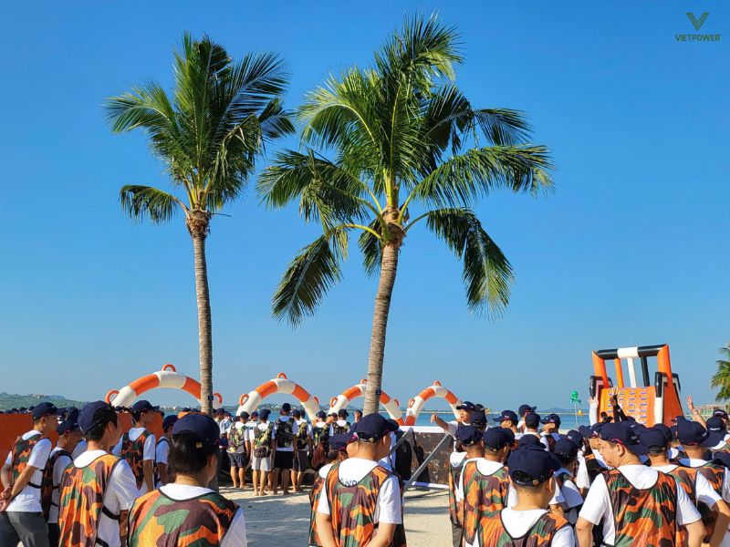 Vịnh Hạ Long là địa điểm phổ biến để tổ chức du lịch team building