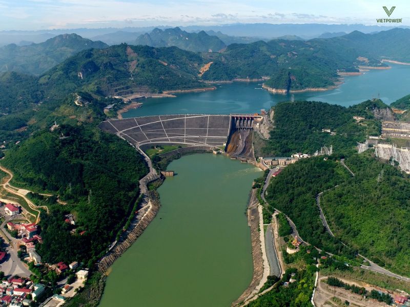 Hòa Bình có địa hình núi non, sông hồ rộng lớn và nhiều khu nghỉ dưỡng – sinh thái 