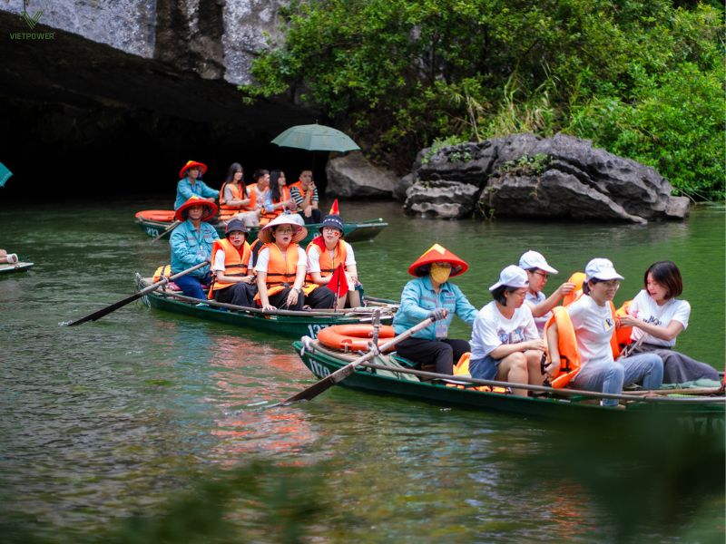 Tràng An – Bái Đính phù hợp với các chương trình team building kết hợp tham quan và trải nghiệm văn hóa