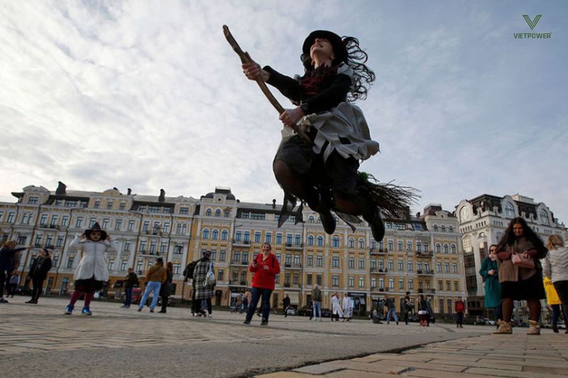 Trò chơi đua xe chổi tạo nên bầu không khí đầy năng lượng