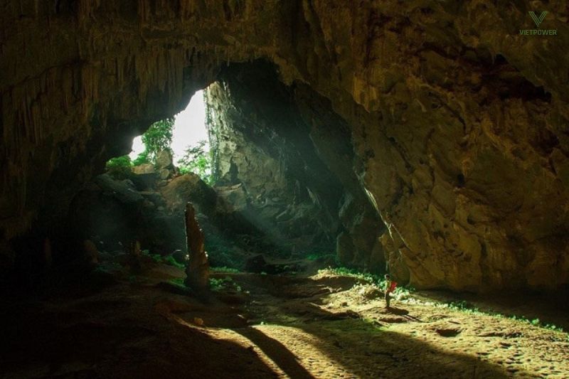 Hang Thẩm Ồm mang vẻ đẹp hoang sơ và kỳ bí