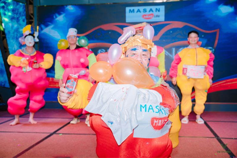 Hình phạt tạo dáng theo chủ đề khiến cả khán phòng bật cười thích thú