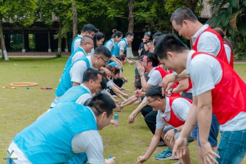 Hình phạt đi bộ bằng đầu gối mang lại tiếng cười sảng khoái