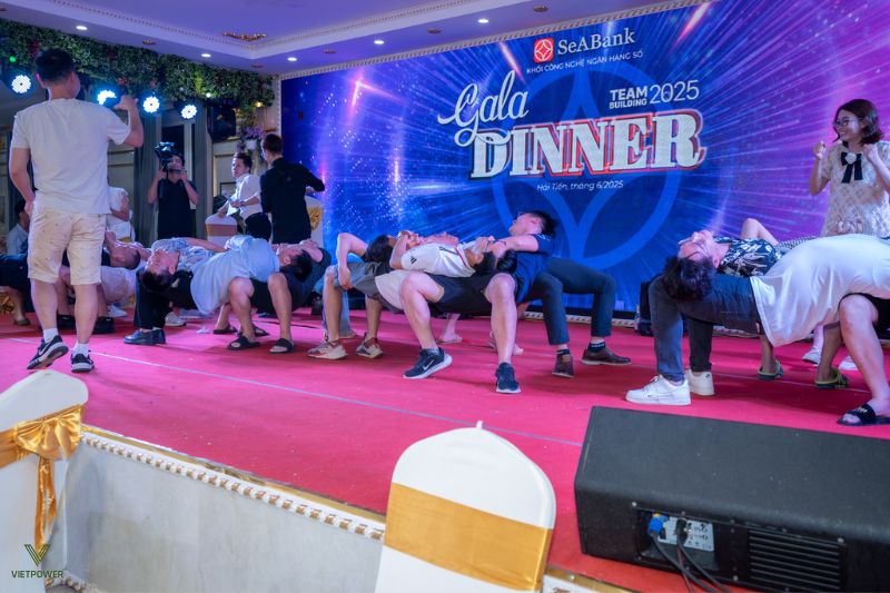 Xếp chữ bằng cơ thể là hình phạt vừa hài hước vừa sáng tạo