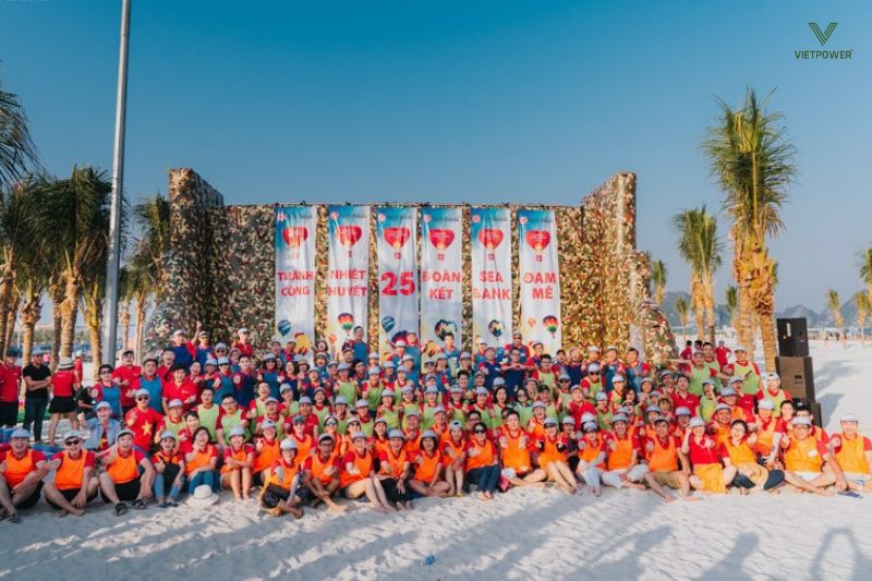  Hình ảnh nhiều băng rôn dọc treo trên backdrop sân khấu team building ngoài trời