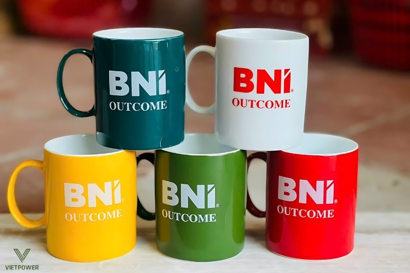 Cốc sứ là món quà bạn có thể sử dụng hàng ngày tại văn phòng