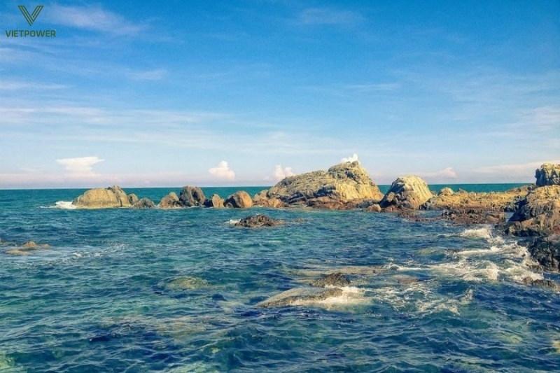 Bãi biển Hòn Rơm – Mũi Né nổi tiếng với làn nước trong xanh