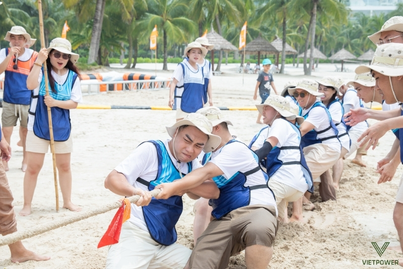 Trò chơi vận động trên bãi biển nâng cao tinh thần đồng đội