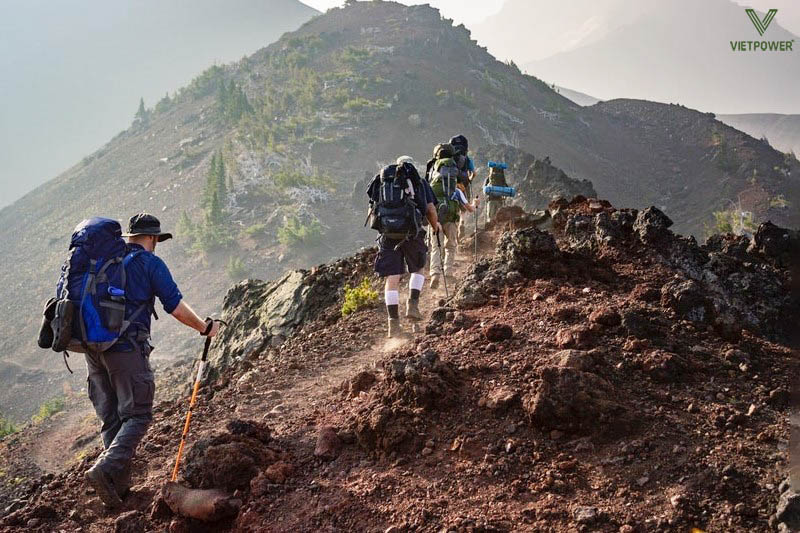 Trò chơi leo núi đồng đội giúp các thành viên rèn luyện thể lực và phối hợp nhóm Trò chơi leo núi đồng đội giúp các thành viên rèn luyện thể lực và phối hợp nhóm