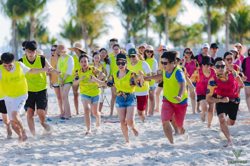 Team building Quy Nhơn bãi biển mang tới sự sôi động và gắn kết