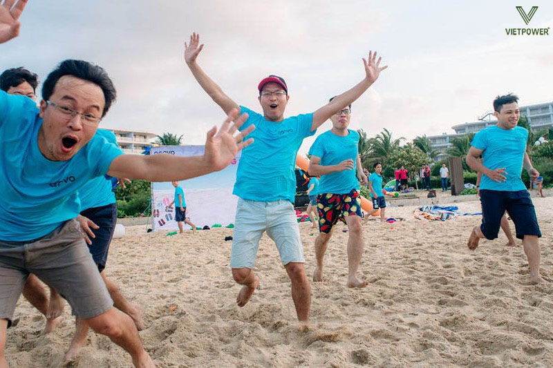 Nên ưu tiên chọn bãi biển có không gian rộng rãi tổ chức team building Quy Nhơn
