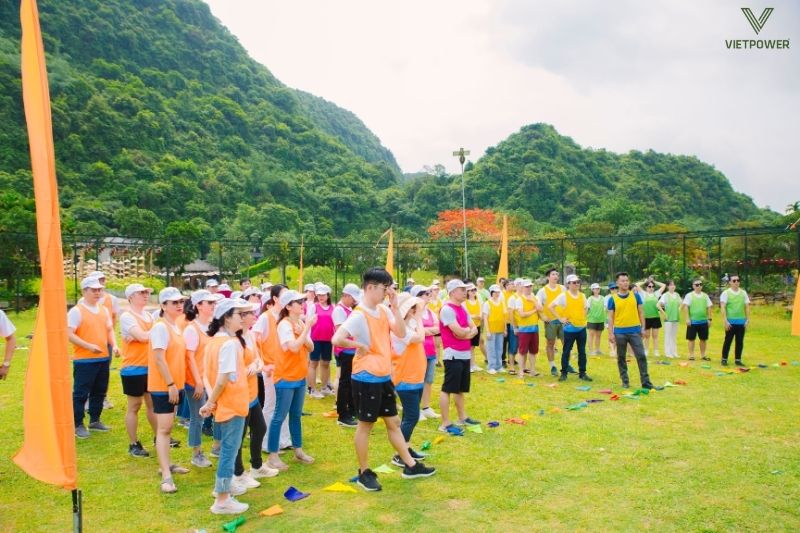 Trò chơi team building “Truyền tin” cần sự tập trung cao độ