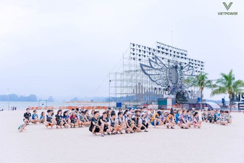 Cần sự tập trung cao độ cho - Trò chơi team building “Đứng – ngồi – vỗ tay”
