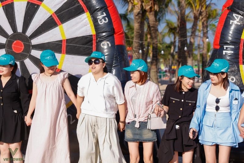 Trò chơi team building “Kể chuyện tiếp sức” - mang đến nhiều tiếng cười 