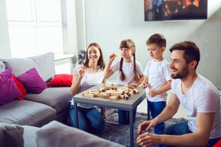Top 10 trò chơi team building cho gia đình gắn kết yêu thương