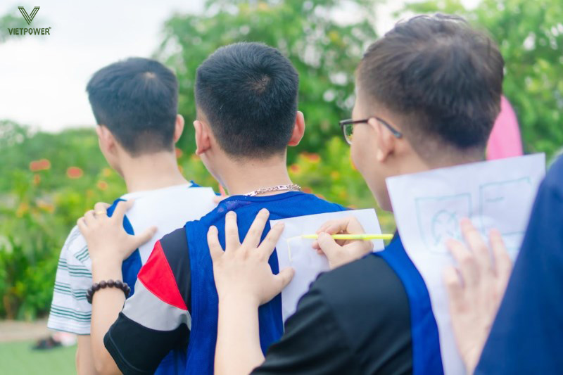 Trò chơi phát huy khả năng sáng tạo và phối hợp nhóm là “Vẽ tiếp sức” Trò chơi phát huy khả năng sáng tạo và phối hợp nhóm là “Vẽ tiếp sức”