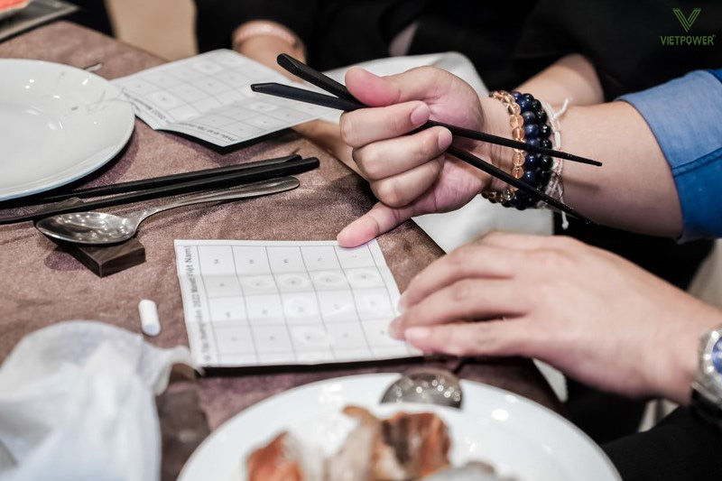 Trò chơi Bingo giúp thư giãn, tạo tiếng cười và tăng tương tác giữa khách mời Trò chơi Bingo giúp thư giãn, tạo tiếng cười và tăng tương tác giữa khách mời