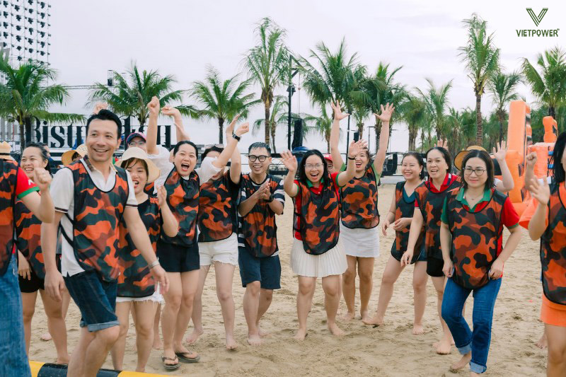 Trò chơi "Ai nhanh hơn" giúp khách mời thư giãn, tạo sự hào hứng Trò chơi "Ai nhanh hơn" giúp khách mời thư giãn, tạo sự hào hứng