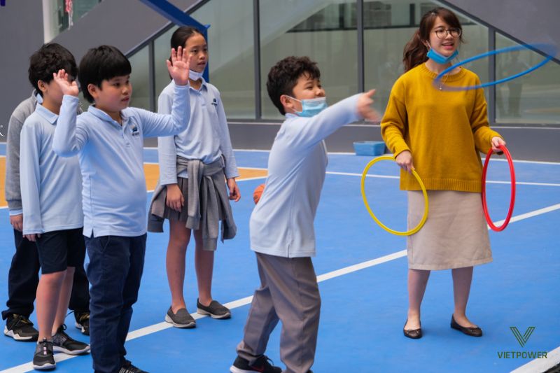 Chia ra làm nhiều đội thi đấu với nhau tìm ra đội vô địch