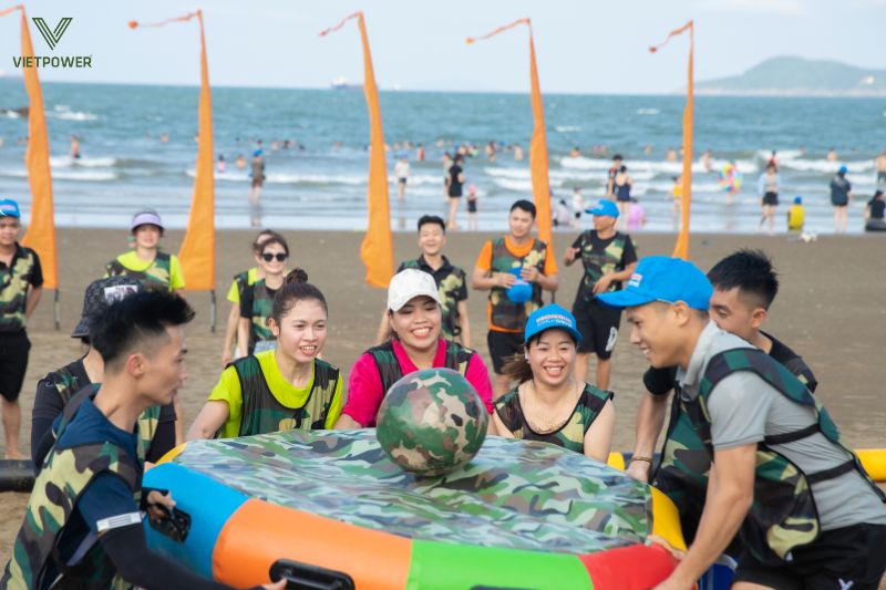 Chuyền bóng nhanh cần sự phối hợp nhịp nhàng của team