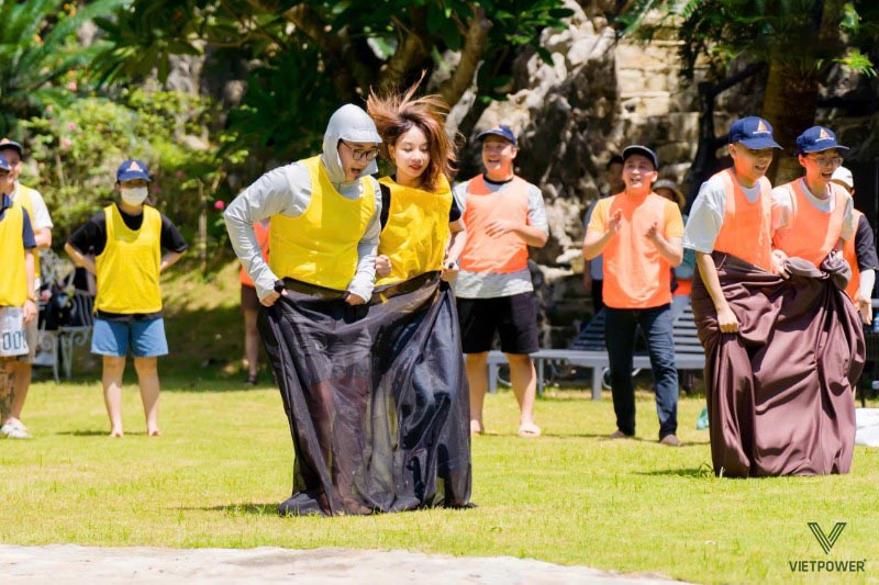 Trò chơi “Nhảy bao bố đôi” tạo sự phối hợp nhịp nhàng giữa các thành viên
