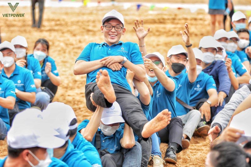 Trò chơi khởi động team building giúp tạo cảm xúc tích cực cho cả chương trình
